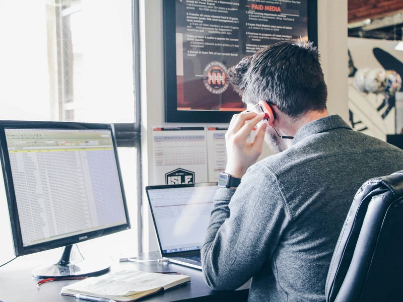 Dirigeant de club au travail sur ses données