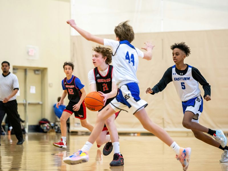Jeune joueur de basket en action lors d'un match